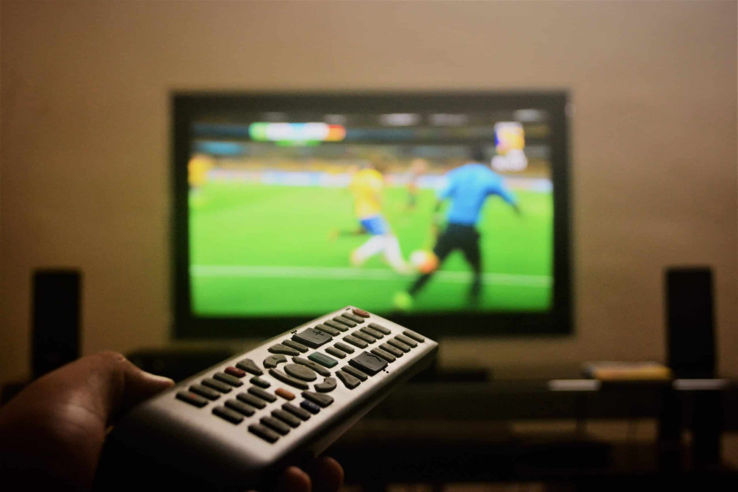 tv passando futebol